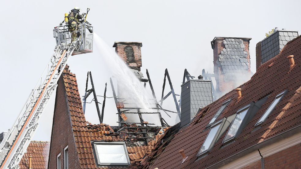 Mehr als acht Stunden dauerte der Löscheinsatz beim Emder Großbrand am Freitag, 15. August 2025. Foto: Jens Doden