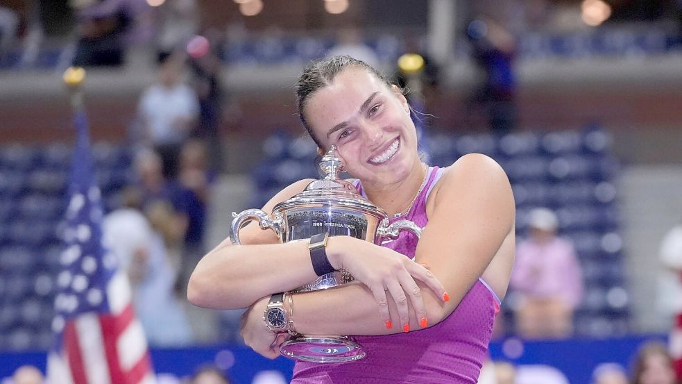 Aryna Sabalenka liebkoste 2024 die New York-Trophäe - in dieser Saison wartet sie noch auf einen Grand-Slam-Triumph. Foto: Frank Franklin II/AP/dpa