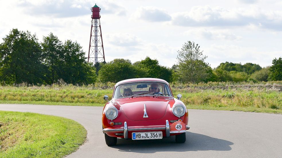 Ein Oldtimer vor dem Campener Leuchtturm. Auch in diesem Jahr führt die Nordsee Classic durch die Krummhörn. Foto: Heinz Wagenaar/Archiv