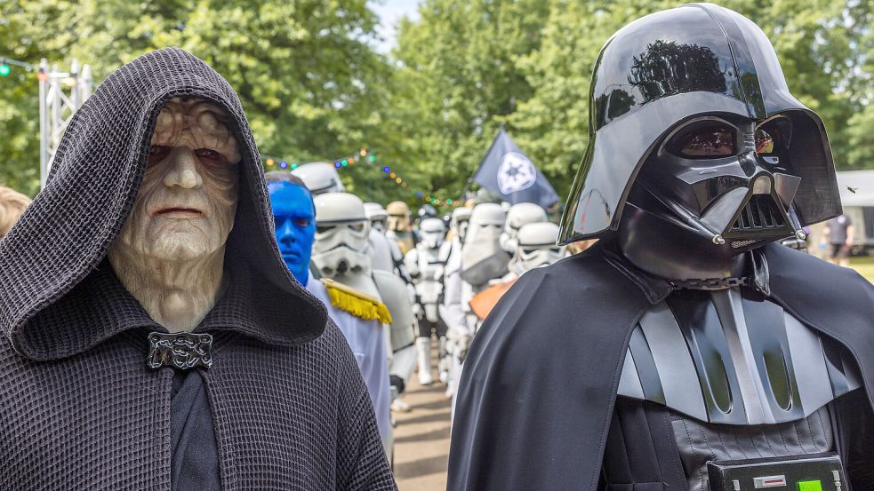 Star Wars begeistert seit 48 Jahren Menschen auf der ganzen Welt. Hier haben sich zwei Besucher des Elbenwald Festivals in Cottbus als Imperator Palpatine und Darth Vader verkleidet. Foto: Frank Hammerschmidt/dpa