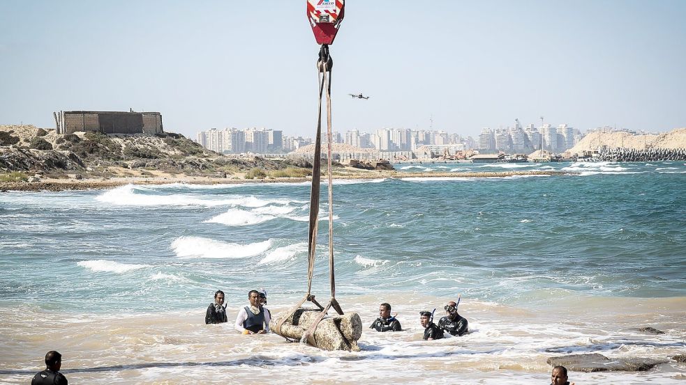 Eine antike Statue wird im Hafen von Abu Qir vom Meeresgrund des Mittelmeers geborgen Foto: Gehad Hamdy/dpa