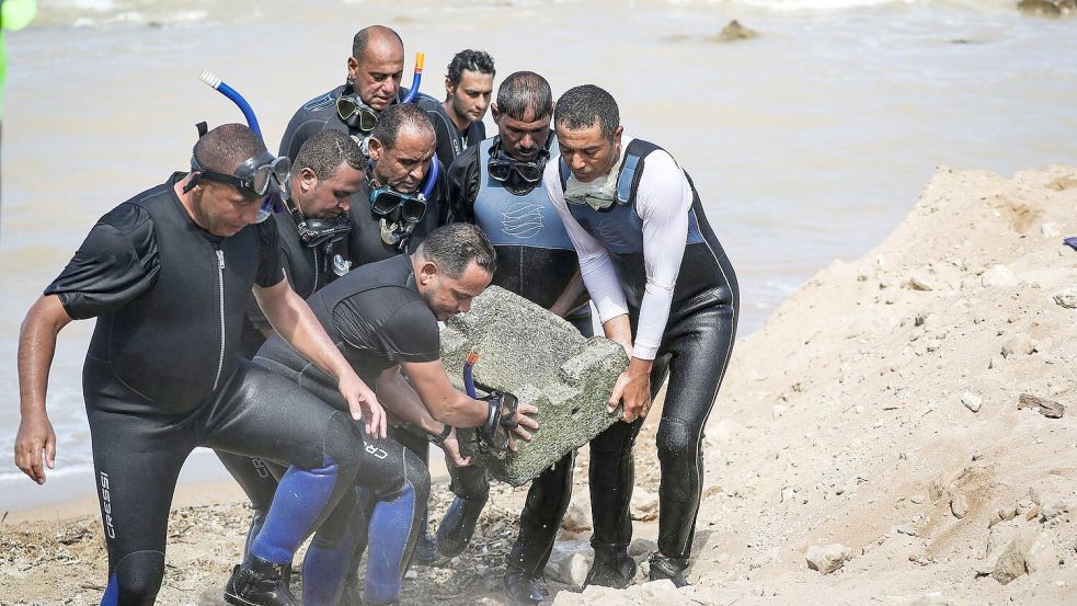 Archäologen und Taucher haben eine Sammlung von Artefakten vom Meeresboden in Abu Qir in Alexandria geborgen. Foto: Gehad Hamdy/dpa
