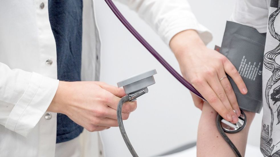 Arbeitgeber schlagen vor, beim Arztbesuch eine Gebühr von den Patienten zu verlangen. (Symbolbild) Foto: Daniel Vogl/dpa
