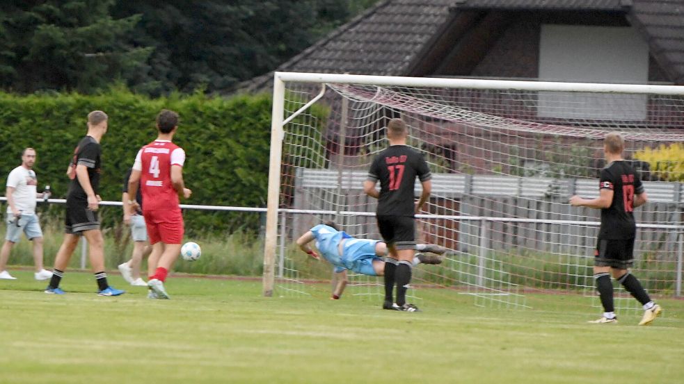 Der Freistoß von Ihrhoves Wilko Oldigs strich noch an den Außenpfosten. Fotos: Damm