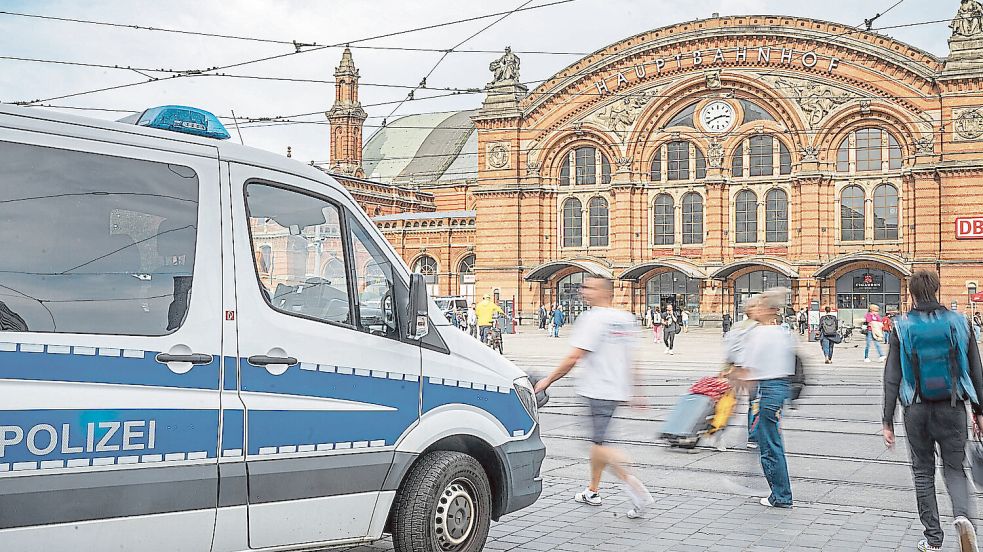 Seit Längerem wird unter anderem am Bremer Hauptbahnhof verstärkt gegen Kriminalität vorgegangen. Auch am Mittwoch gab es wieder umfangreiche Kontrollen im Kampf gegen den Drogenhandel. Foto: Sina Schuldt/dpa