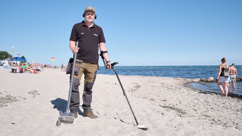 Felix Johannsen sucht Strände an der Ostsee mit seinem Metalldetektor nach verlorenen Dingen ab - ehrenamtlich. Foto: Hans-Jörg Meckes