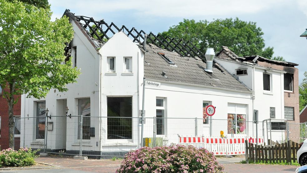 Die Brandruine ist abgesperrt. Foto: Bodo Wolters