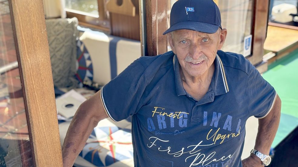 Kees Harkema ist mit seinem 106 Jahre alten Schlepper direkt vom Treffen der Traditionsschiffe in Leer nach Weener geschippert. Foto: Oliver Bär