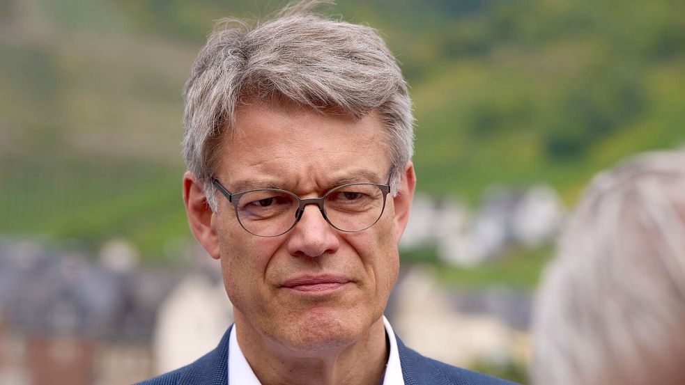 Minister Schnieder steht unter Druck, möglichst schnell jemanden für die Spitze der Deutschen Bahn zu finden. Foto: Thomas Frey/dpa