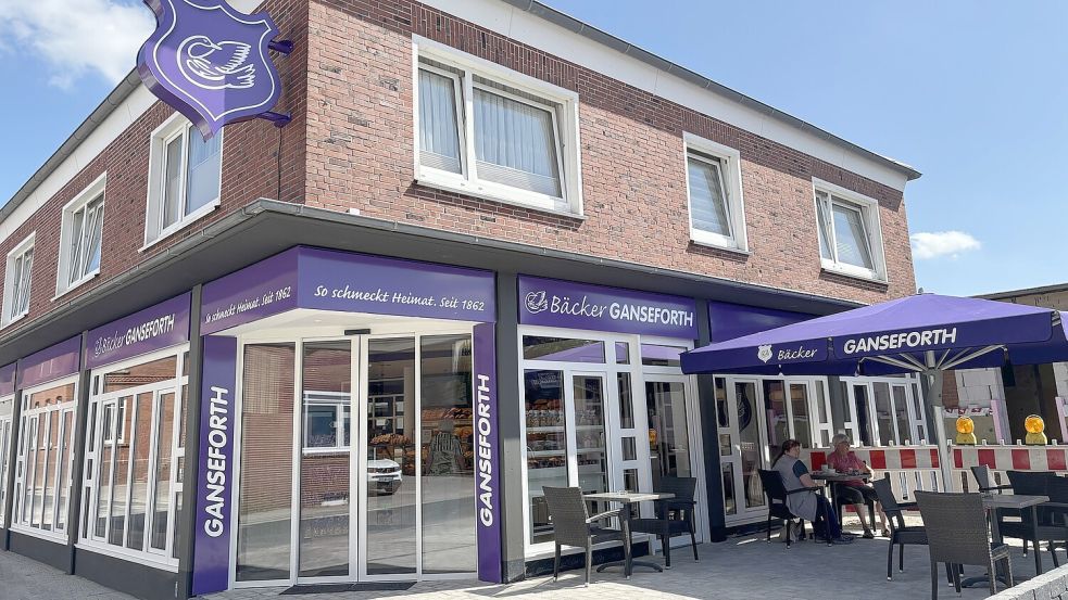Die Filiale der Bäckerei Ganseforth bietet in Weener neben Backshop und Café auch eine Außenterrasse an. Foto: Oliver Bär