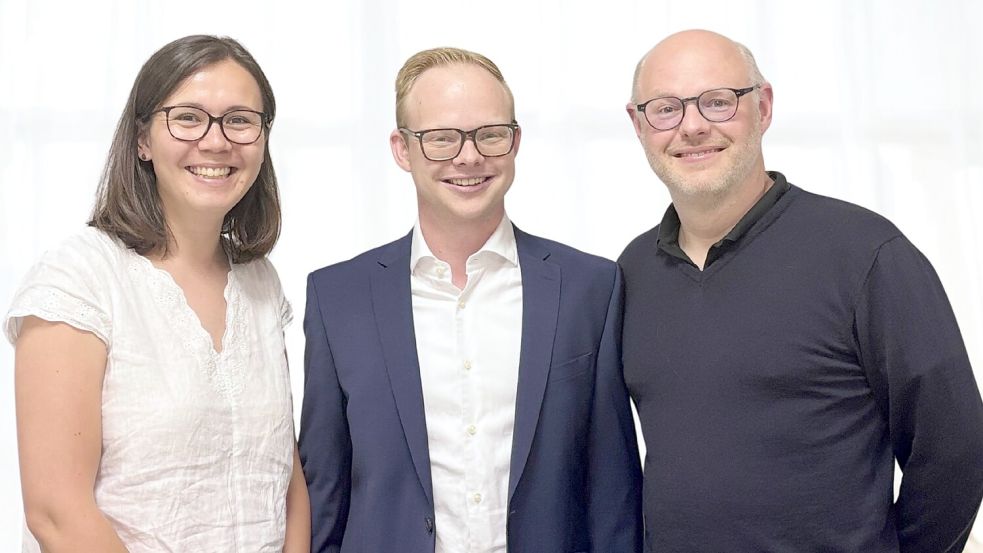 Die Vorsitzenden der SPD-Aurich, Claudia Stolte und Alexander Jürgens (rechts), freuen sich mit Julian Jetses über die Unterstützung des Stadtvorstandes. Foto: privat