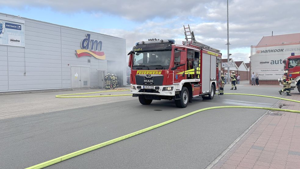 An der Einsatzstelle ist Qualm zu sehen. Foto: Jonas Bothe