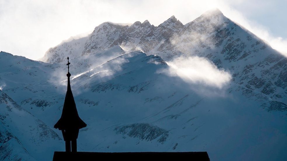 Am Breithorn sind zwei deutsche Bergsteiger in großer Not. (Archivfoto) Foto: picture alliance / Jean-Christophe Bott/KEYSTONE/dpa