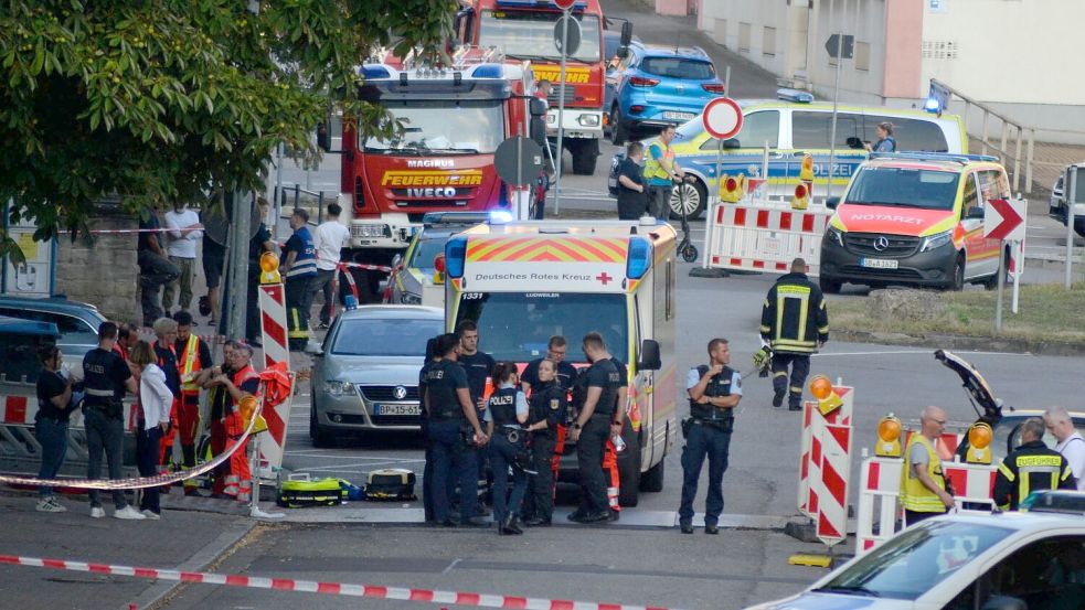 Einsatzkräfte riegeln den Tatort in Völklingen ab. Foto: Gianni Gattus/dpa