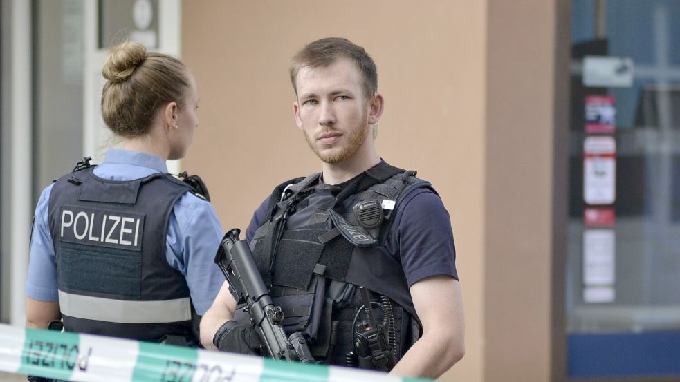 Polizisten sichern den Tatort. Foto: Gianni Gattus/dpa