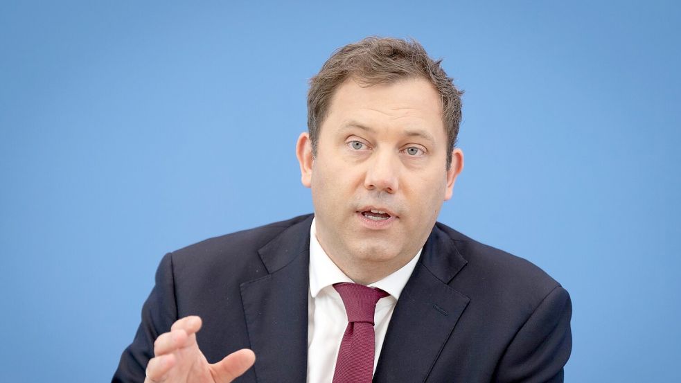 Der Vizekanzler erwartet Spar-Vorschläge von seinen Kabinettskollegen. Foto: Soeren Stache/dpa
