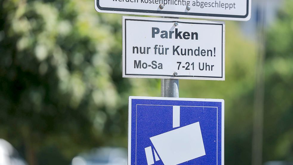 Auf immer mehr Parkplätzen, vor allem von Supermärkten, wird das Parken digital erfasst und von externen Dienstleistern abgewickelt. (Archivbild) Foto: Jan Woitas/dpa