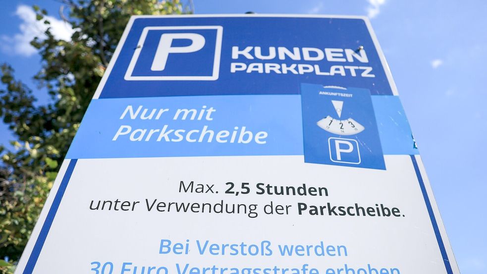 Nicht an allen Parkplätzen seien die Parkbedingungen ausreichend ausgeschildert, kritisieren Verbraucherschützer. (Archivbild) Foto: Jan Woitas/dpa