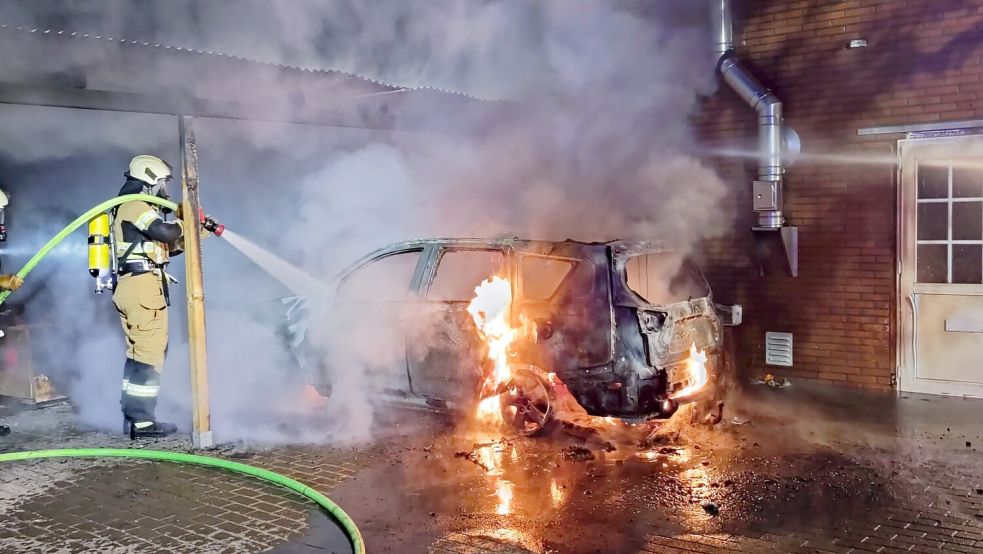 Die Feuerwehr Barßel löschte den Brand. Foto: Ralf Lücking/Feuerwehr Barßel