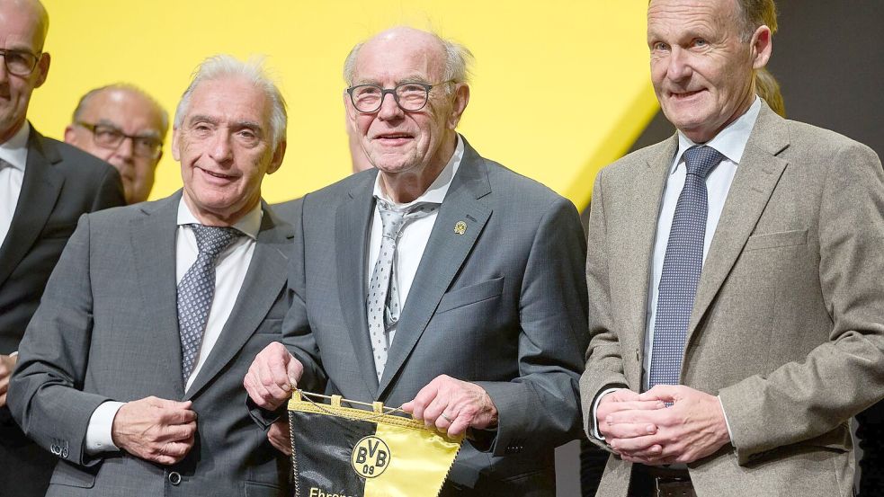 BVB-Präsident Lunow (l) macht den Weg für Watzke (r) frei. (Archivfoto) Foto: Bernd Thissen/dpa