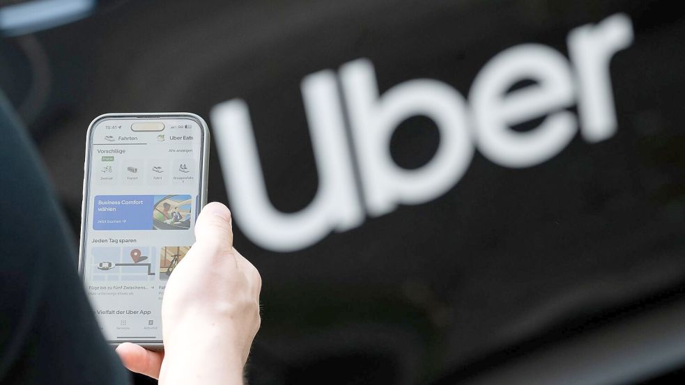 Bei Uber können Frauen eine Fahrt mit einer Fahrerin buchen - müssen dann aber etwas mehr Wartezeit in Kauf nehmen. (Symbolbild) Foto: Sebastian Gollnow/dpa