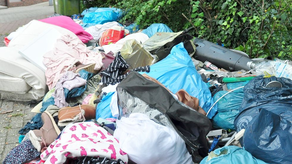 Kleidung und Unrat: Oft wird das Umfeld von Containern verschmutzt. Hier ein Beispiel aus dem Rheiderland. Foto: Bodo Wolters