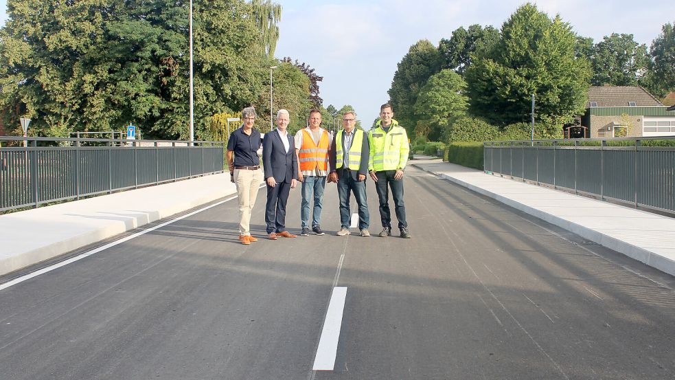 Baudezernentin Jenny Daun (von links), Landrat Matthias Groote, Bauleiter Holger Schmidt von der Firma Jansen, Uwe Welzel, Leiter des Straßen- und Tiefbauamtes, sowie der zuständige Mitarbeiter Steffen Kruse vom Straßen- und Tiefbauamt trafen sich zum Termin vor Ort. Foto: Landkreis Leer