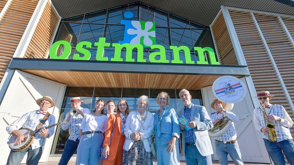 Freuen sich auf die Zeit in Emden: Centerleitung Mara Daniel (von links) und Jan-Phillip Ostmann, Pia Ostmann, Inge Ostmann, Elvira Ostmann und Rainer Ostmann. Foto: Klaus Ortgies