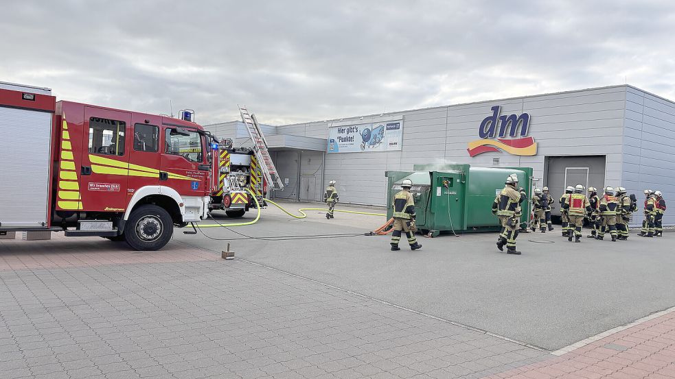 Die Müllpresse wurde ins Freie gezogen. Foto: Jonas Bothe