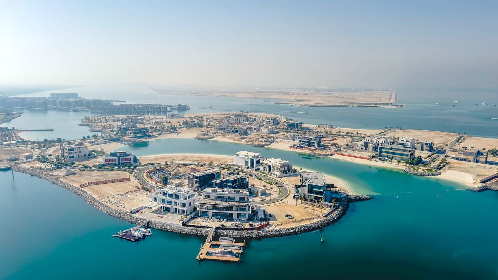 Der Bau der künstlichen „Dubai Palm Insel“ von oben. Foto: IMAGO/Stanislav Sablin
