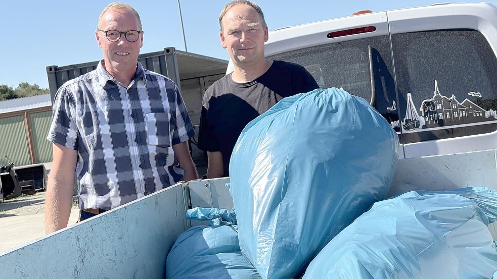 Einen ganzen Hänger voll mit Müll haben Udo Haskamp (l.) und Holger Brandt an einem einzigen Montagvormittag zusammengetragen. Foto: Marion Janßen