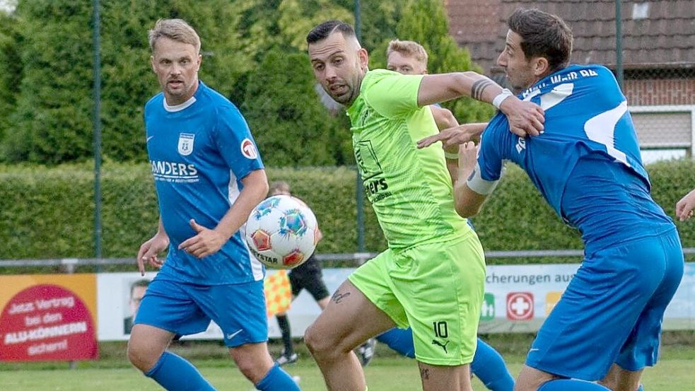 Manuel Suda (Mitte) und GW Firrel hoffen auf den zweiten Heimsieg der Saison. Foto: Lohmann