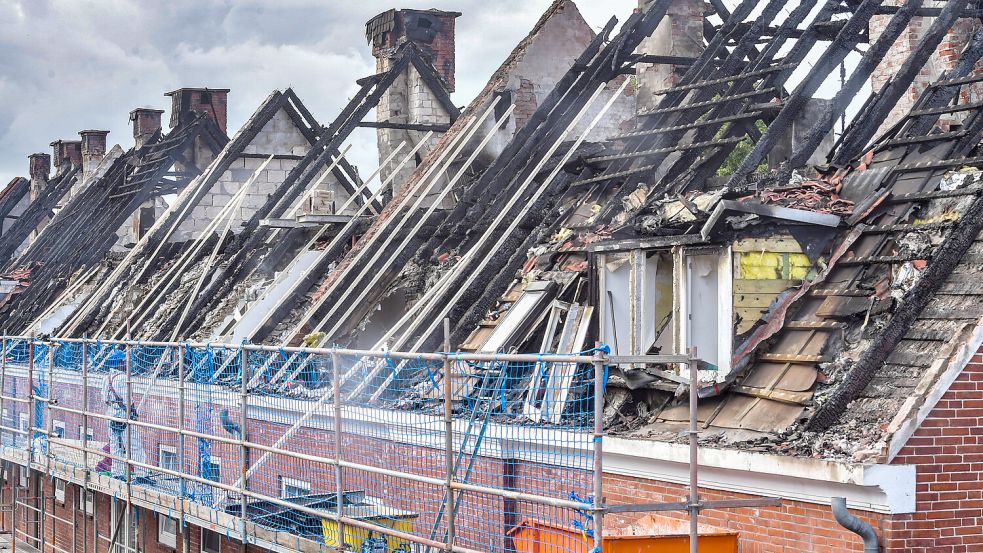 Ein Bild der Zerstörung: So wütete das Feuer in der Häuserreihe. Fotos: Klaus Ortgies