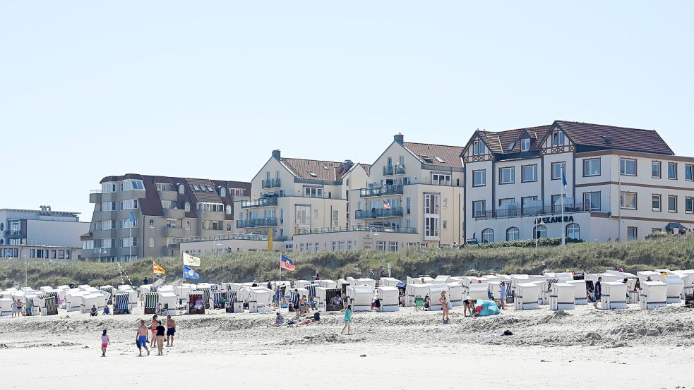 Der Strand von Wangerooge. Hier tummeln sich vor allem die Gäste gern. An einen Arztbesuch denkt während des Urlaubs niemand gern. Manchmal ist er aber notwendig. Foto: dpa/Archiv