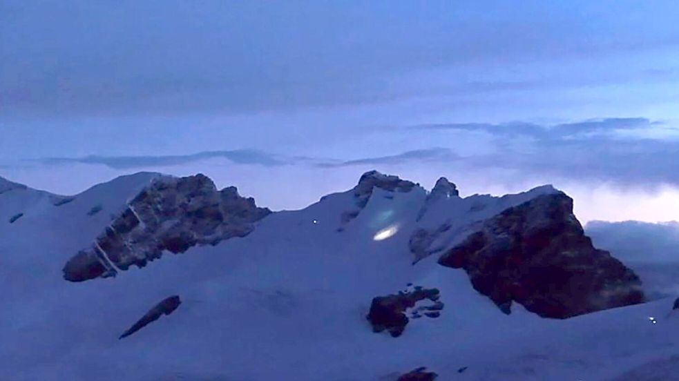 Am frühen Morgen kam ein Hubschrauber zu den Bergsteigern durch. Foto: -/Italienische Bergwacht/dpa