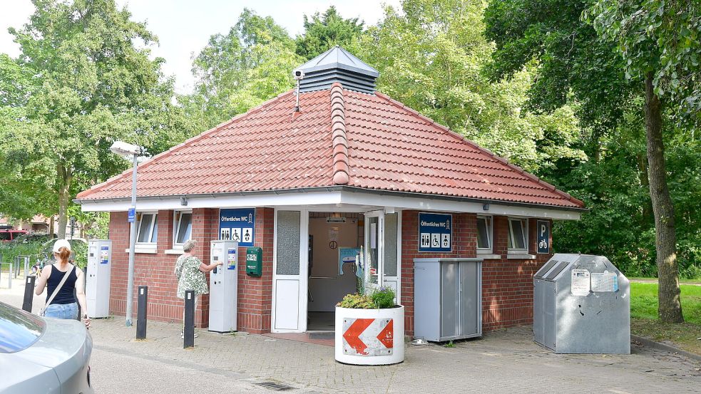 Die öffentliche Toilette in Greetsiel wird stark frequentiert – einige Gäste scheinen dabei ihre Manieren zu vergessen. Foto: Heinz Wagenaar