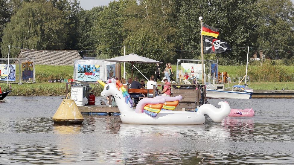 In Barßel wird Hafenfest gefeiert – nicht nur am, sondern auch auf dem Wasser. Foto: Hans Passmann/Archiv
