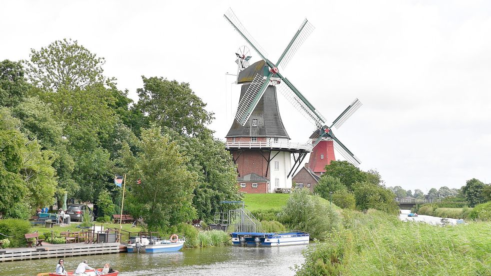 Die Greetsieler Zwillingsmühlen sind beide saniert und wieder vollständig. Das soll gefeiert werden. Foto: Heinz Wagenaar/Archiv