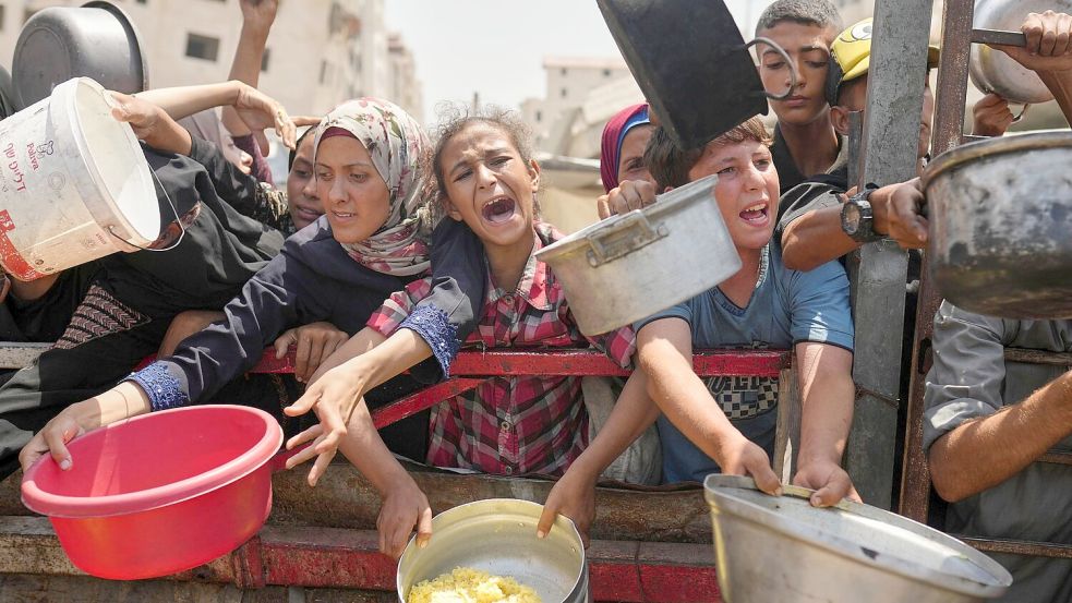 Kinder sterben palästinensischen Angaben zufolge wegen Mangelernährung im Gazastreifen. (Archivbild) Foto: Jehad Alshrafi/AP/dpa