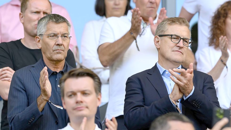 Bayern-Präsident Herbert Hainer (l) und Vorstandschef Jan-Christian Dreesen erklären die Transferstrategie. (Archivbild) Foto: Swen Pförtner/dpa