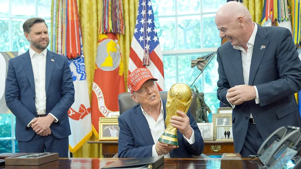 Donald Trump präsentiert den WM-Pokal Foto: Jacquelyn Martin/AP/dpa