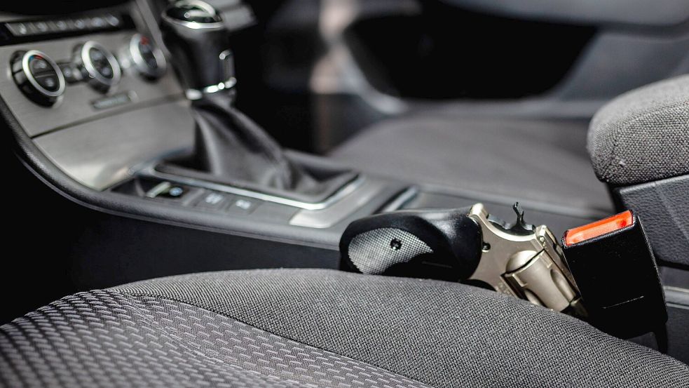 Ein 71-Jähriger Porschefahrer hat auf der A1 Menschen mit einer Pistole bedroht. Foto: imago images/KS-Images.de