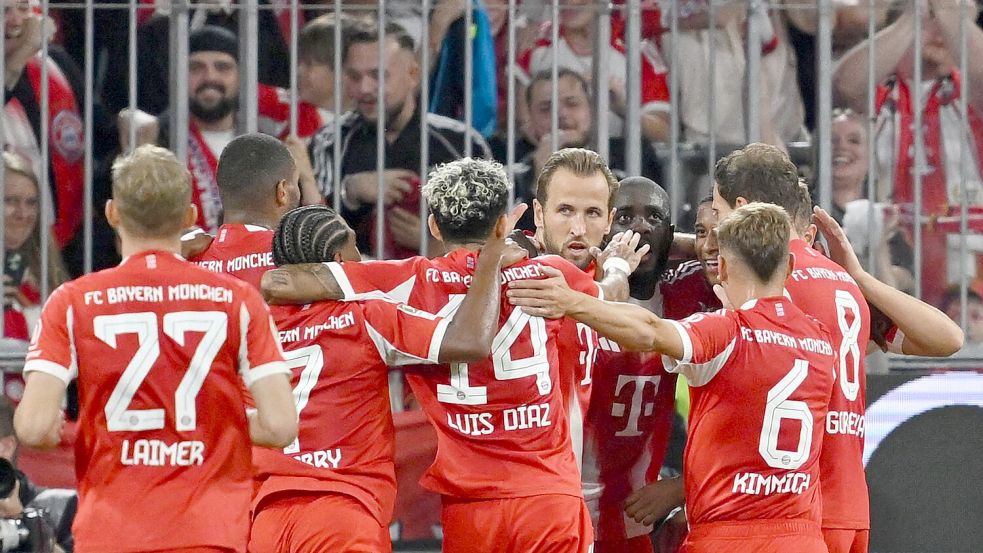 Viel zu jubeln hatten die Meisterspieler des FC Bayern um Harry Kane (M) im Saison-Eröffnungsspiel. Foto: Sven Hoppe/dpa