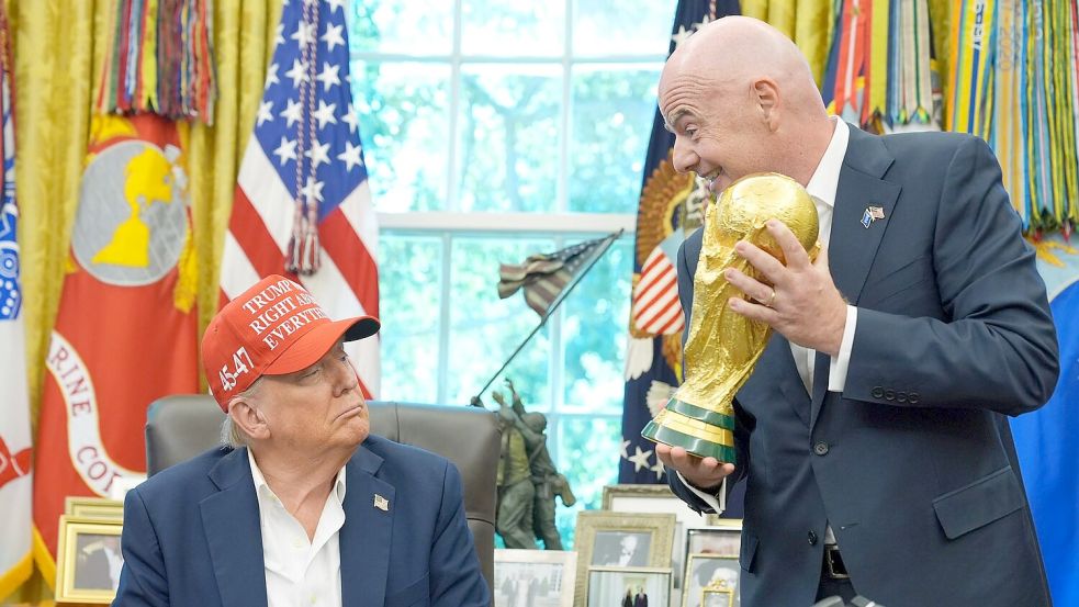 Gianni Infantino überreicht den WM-Pokal an Donald Trump. Foto: Jacquelyn Martin/AP/dpa