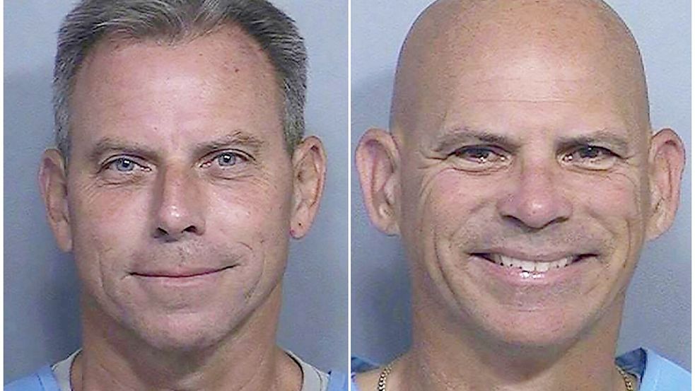 Für Erik Menendez (l.) und seinen Bruder Lyle Menendez gibt es erst einmal keine vorzeitige Haftentlassung. (Archivfoto) Foto: Uncredited/California Dept. of Corrections via AP/dpa