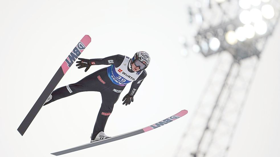 Norwegens Skispringer Marius Lindvik ist für drei Monate gesperrt worden. (Archivbild) Foto: Georg Hochmuth/APA/dpa