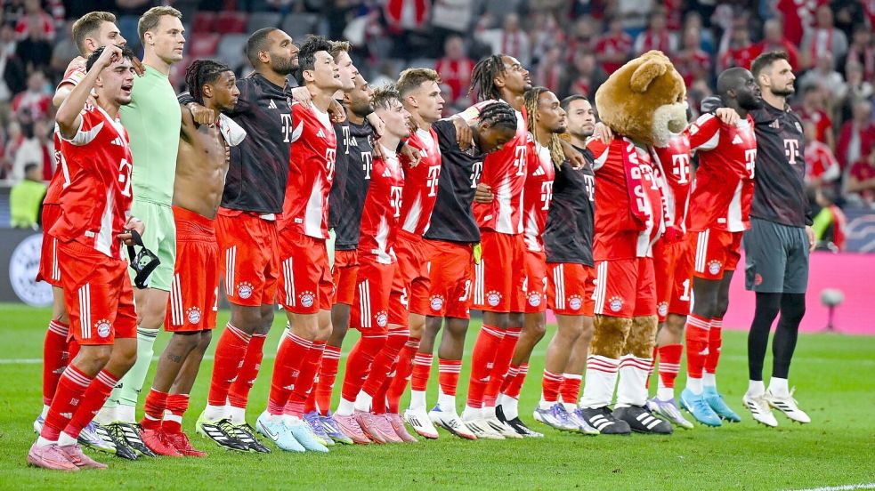Neue Saison, gewohntes Bild: Die Bayern-Profis feiern vor ihrer Fankurve. Foto: Sven Hoppe/dpa