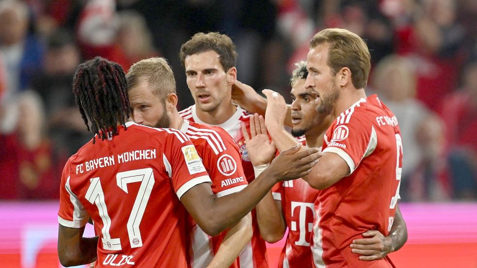 Die Bayern-Stars haben Spaß miteinander, wie der gemeinsame Jubel der Torschützen Harry Kane (r), Luis Díaz (2.v.r.) und Michael Olise (Nr. 17) zeigt. Foto: Sven Hoppe/dpa