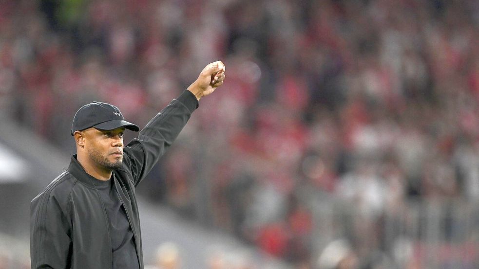 Vincent Kompany zeigt die Richtung in seinem zweiten Jahr an: Er will in allen Wettbewerben ganz nach oben. Foto: Sven Hoppe/dpa