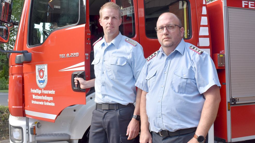 Großwoldes Ortsbrandmeister Christian Cordes (links) Und Westoverledingens Gemeinde-Feuerwehrsprecher Markus Bruns sprechen darüber, wie sie schlimme Einsätze verarbeiten. Fotos: Henrik Zein